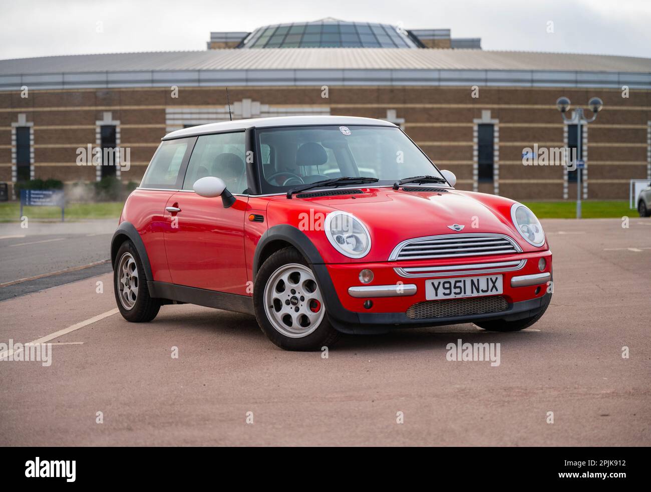 Der 202. 2001 BMW R50 Mini Cooper, der je gebaut wurde, im British Motor Heritage Museum Stockfoto