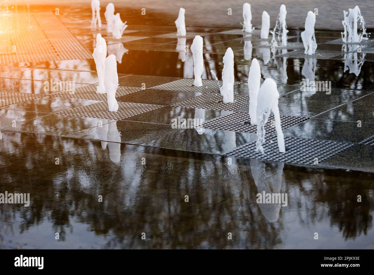 Städtischer Brunnen in der heißen Sommersonne Stockfoto