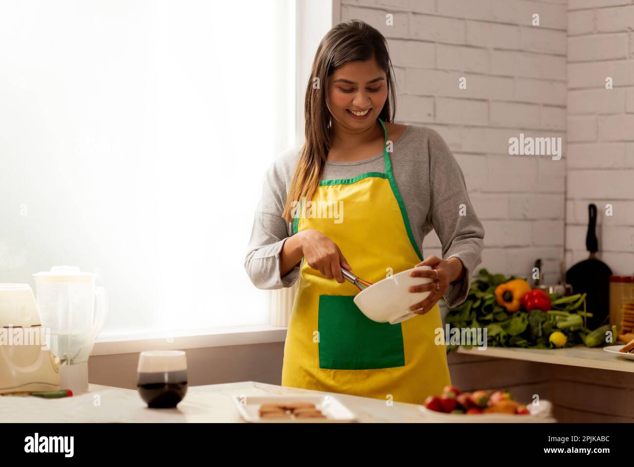 Porträt einer lächelnden Frau, die sich auf Kekse in der Küche vorbereitet Stockfoto