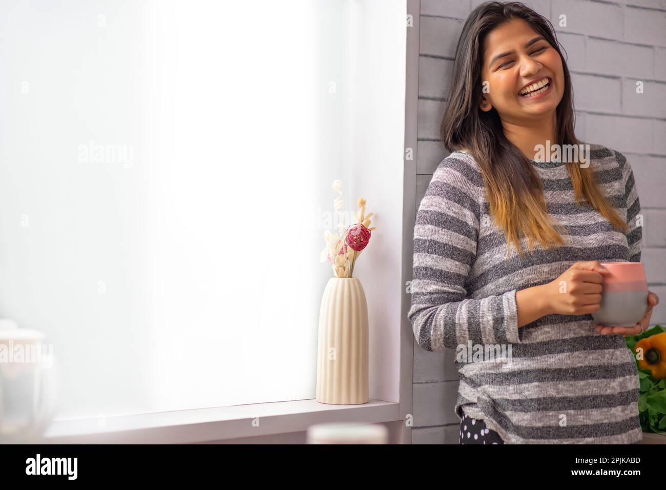 Portrait von lächelnden Frau trinkt Kaffee in der Küche Stockfoto