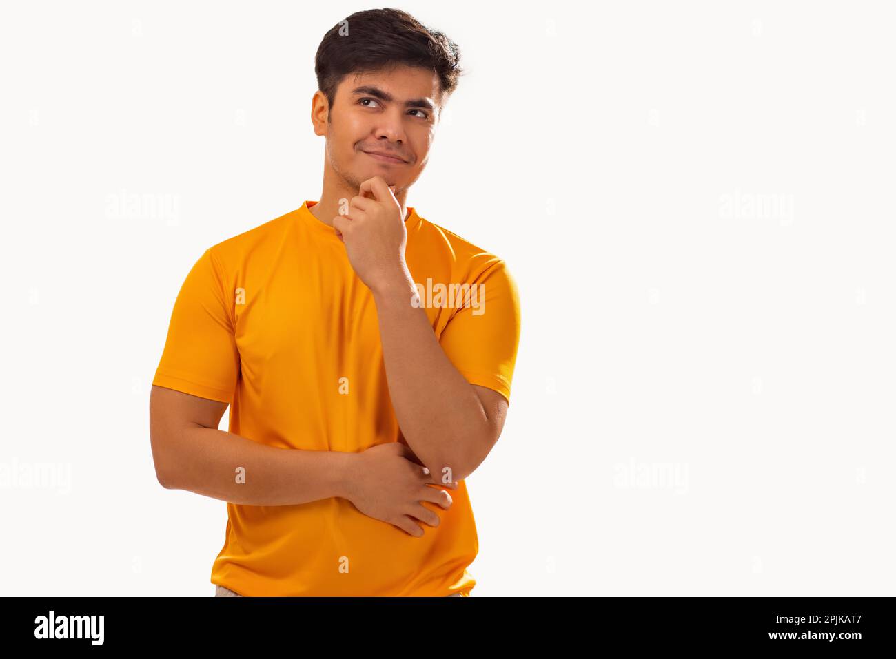 Porträt eines jungen Mannes, der vor weißem Hintergrund denkt Stockfoto