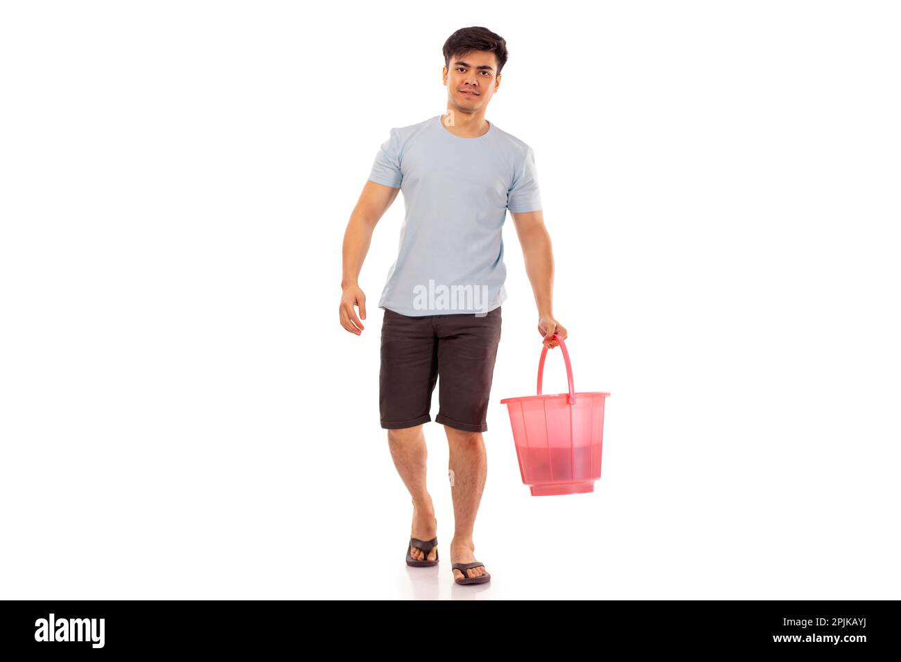 Junger Mann mit Eimer vor weißem Hintergrund Stockfoto