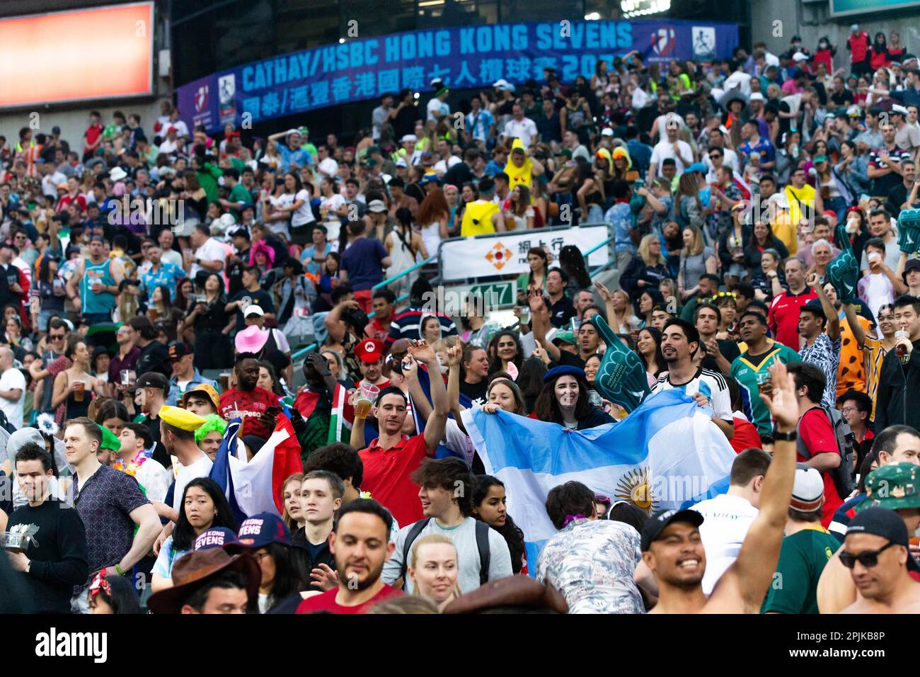 Hongkong, China. 02. April 2023. Fans des Teams Argentina mit der Nationalflagge Argentiniens auf Cathay Pacific/HSBC Hong Kong Sevens 2023. (Foto: Ben Lau/SOPA Images/Sipa USA) Guthaben: SIPA USA/Alamy Live News Stockfoto