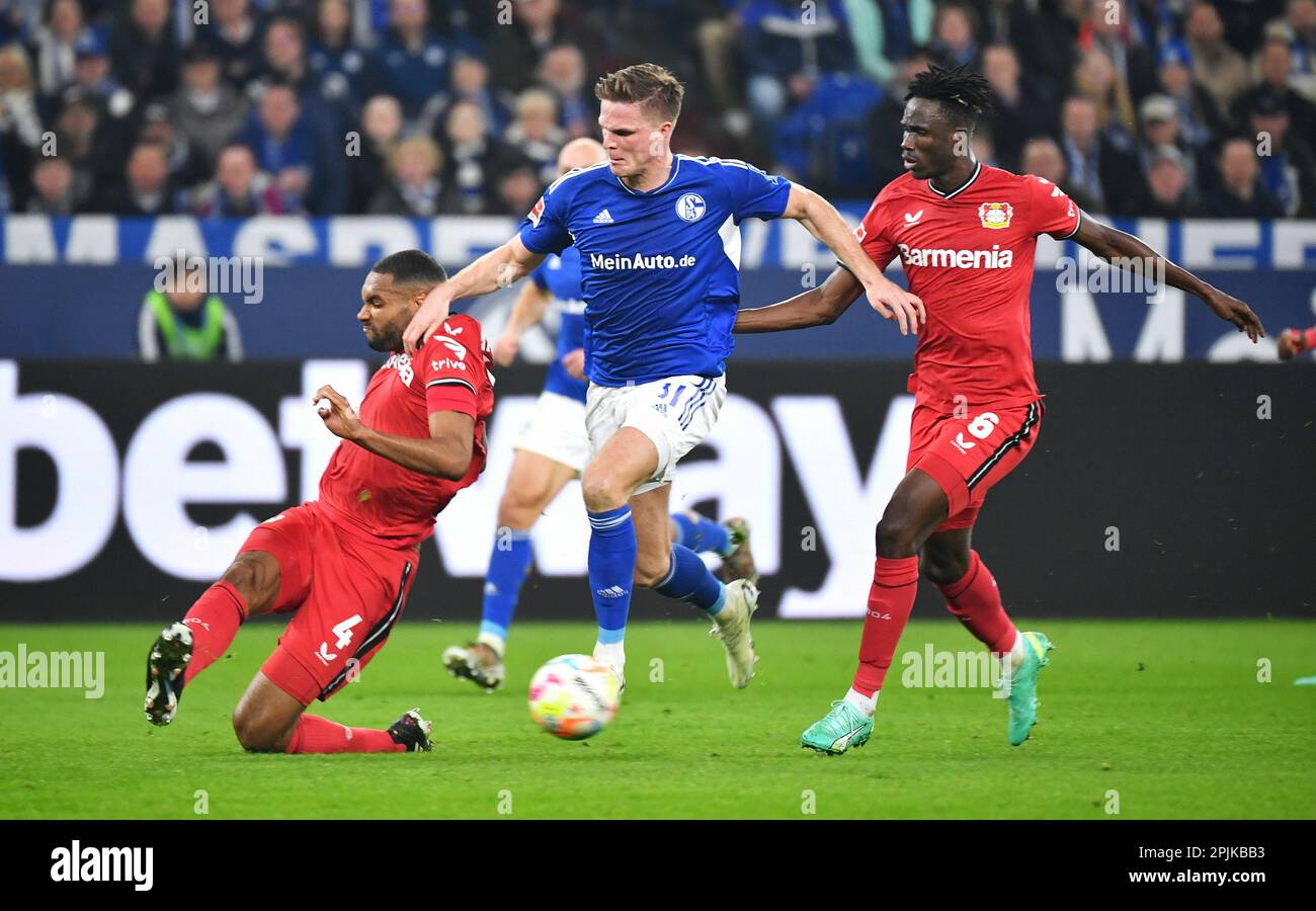 Bundesliga, Veltins Arena, FC Schalke 04 gegen Bayer Leverkusen; Jonathan Tah (LEV), Marius Bülter (S04), Odilon Kossounou (LEV) Stockfoto