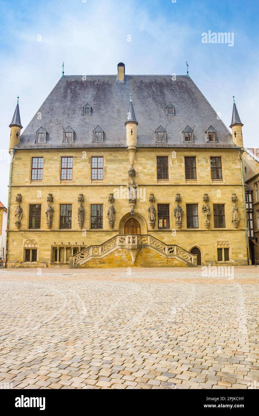 Kopfsteinpflaster vor dem historischen Rathaus von Osnabruck Stockfoto