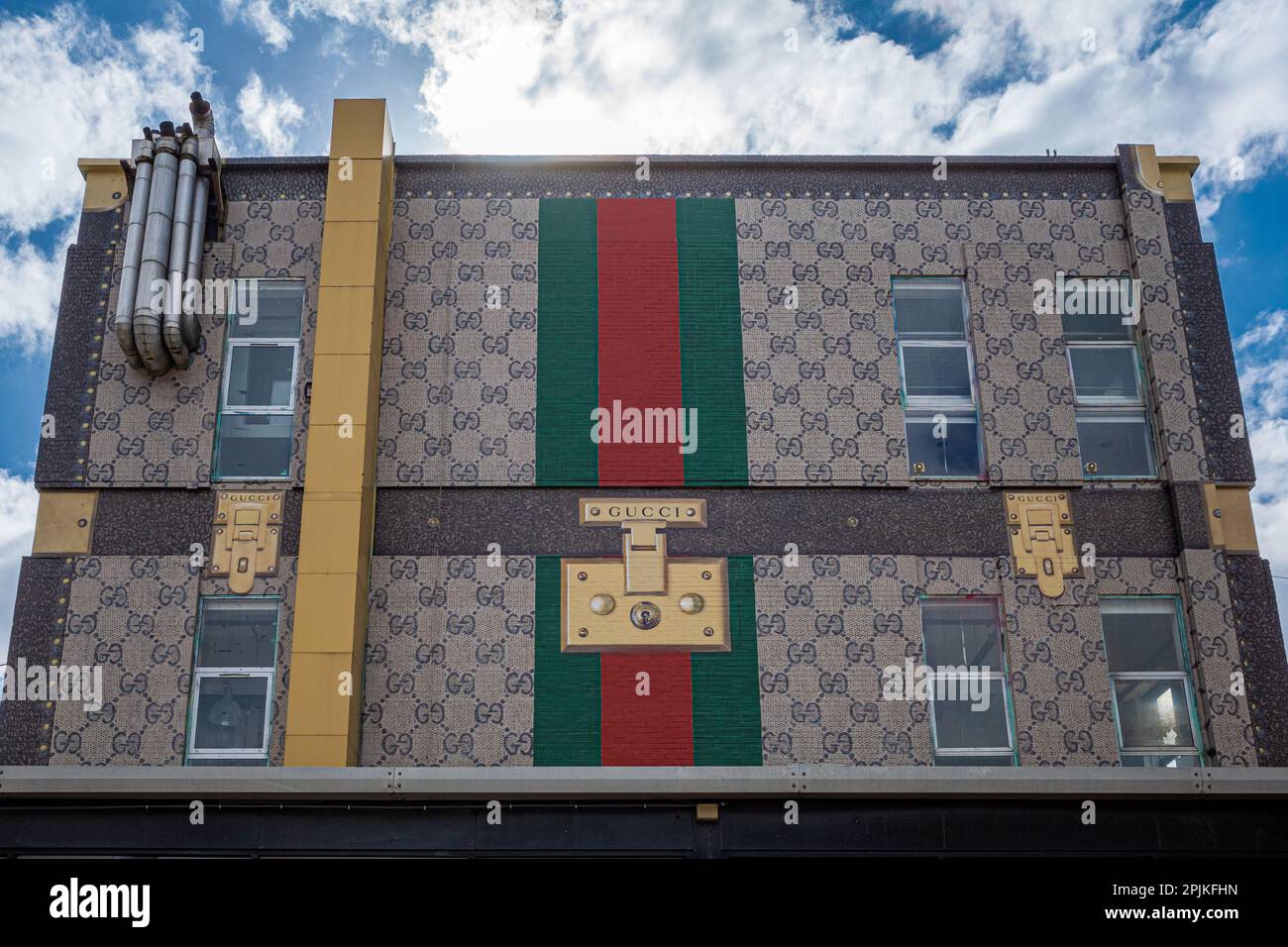 Gucci Mural Ely's Yard in der Old Truman Brewery in der Brick Lane East London. Gucci Mural Werbespot London. Gucci Artwall. Gucci Gepäckbild. Stockfoto