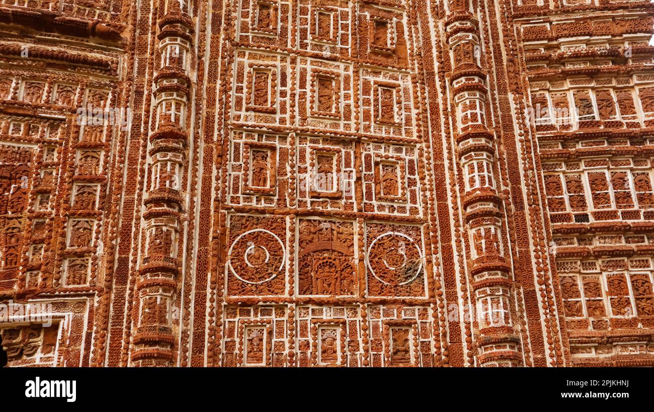 Schnitzereien von Mahabharata und Shri Krishna Leela auf dem Sham Rai Tempel, Bishnupur, Westbengalen, Indien. Stockfoto