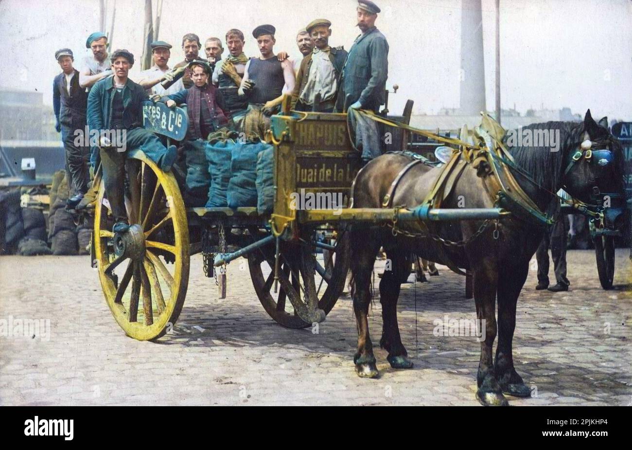 Les charbonniers sur une charrette de livraison des etablissements Chapuis, Quai de la Loire, Paris. Carte postale Debüt XXeme siecle. Stockfoto
