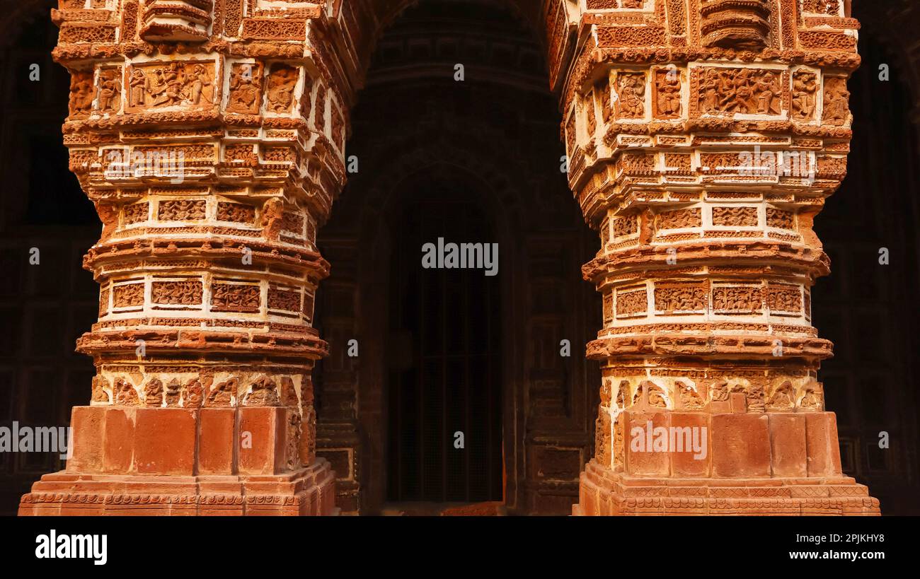 Geschnitzte rote Ziegelsäulen des Shyam Rai Tempels, Bishnupur, Westbengalen, Indien. Stockfoto