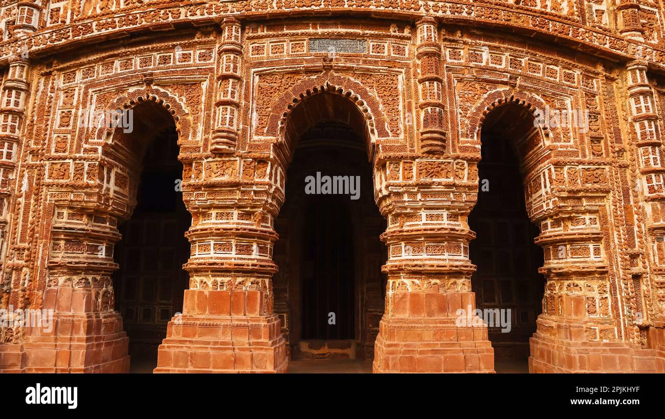 Schnitzereien am Eingang des Shyam Rai Tempels, Bishnupur, Westbengalen, Indien. Stockfoto