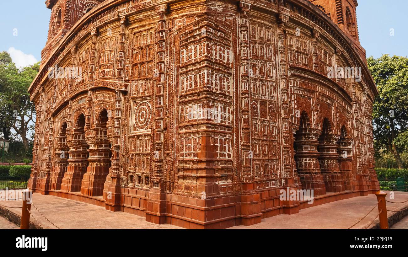 Schnitzermauern des Shyam Rai Tempels, Bishnupur, Westbengalen, Indien. Stockfoto
