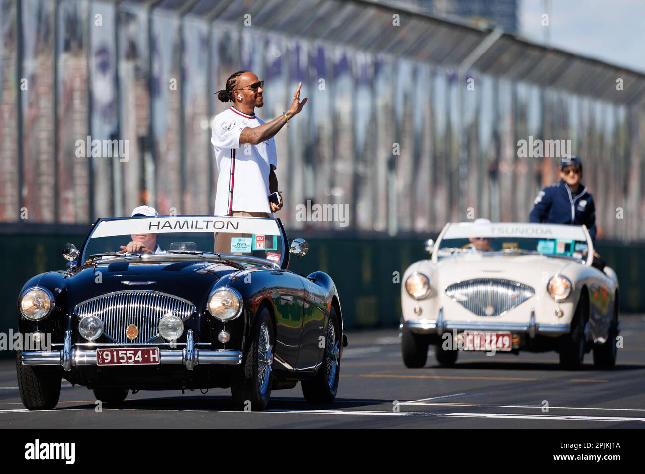 Albert Park, 2. April 2023 Lewis Hamilton (GBR) des Teams Mercedes und Yuki Tsunoda (JPN) des Teams AlphaTauri während der Fahrerparade. Corleve/Alamy Live News Stockfoto