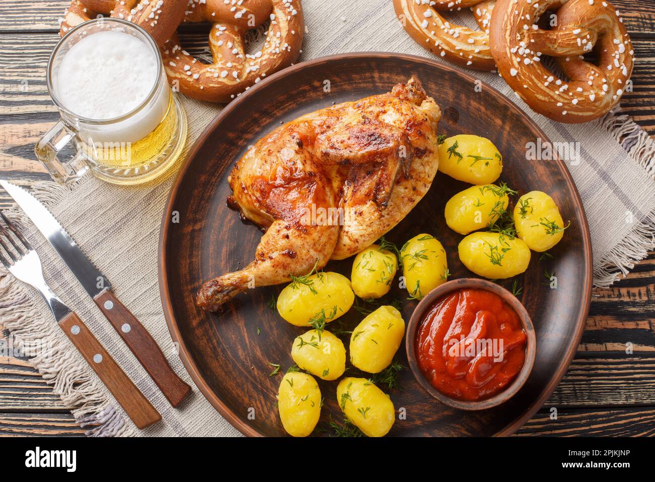 Traditionelles bayerisches Gericht gebratenes halbes Hähnchen mit ...