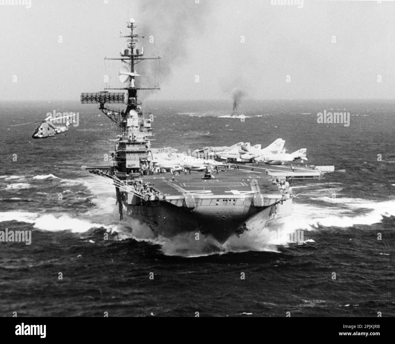 Die USA Flugzeugträger USS Franklin D. Roosevelt (CVA-42) der Marine, im Golf von Tonkin während ihres Kampfes im Vietnamkrieg am 19. Oktober 1966 im Einsatz. Ein Kaman UH-2A Seasprite von Helicopter Combat Supprt Squadron 2 (HC-2) det.42 ist im Flug auf der linken Seite. HC-2 det.42 wurde Attack Carrier Air Wing 1 (CVW-1) an Bord der Franklin D. Roosevelt für einen Einsatz nach Vietnam vom 21. Juni 1966 bis zum 21. Februar 1967 zugeteilt. Stockfoto