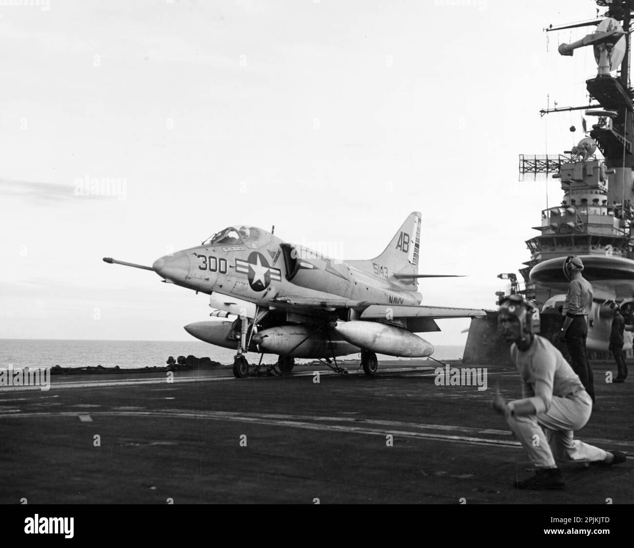 EIN US-AMERIKANISCHER Navy Douglas A-4C Skyhawk (BuNo. 145143) von Angriffsschwadron 172 (VA-172) „Blue Bolts“ bereitet sich auf das Verlassen des Cockpits des Flugzeugträgers USS Franklin D. Roosevelt (CVA-42) vom 10. August 1966 vor. VA-172 wurde Attack Carrier Air Wing 1 (CVW-1) an Bord der Franklin D. Roosevelt für einen Einsatz nach Vietnam vom 21. Juni 1966 bis zum 21. Februar 1967 zugeteilt. Dieses Flugzeug ging am 2. Dezember 1966 verloren, als es von einer nordvietnamesischen SA-2-Rakete während einer nächtlichen Aufklärungsmission über dem Red River Delta, südlich von Hanoi, Vietnam, abgeschossen wurde. Der Pilot, Commander Bruce A. Nystrom, Wachmann VA-172 Stockfoto