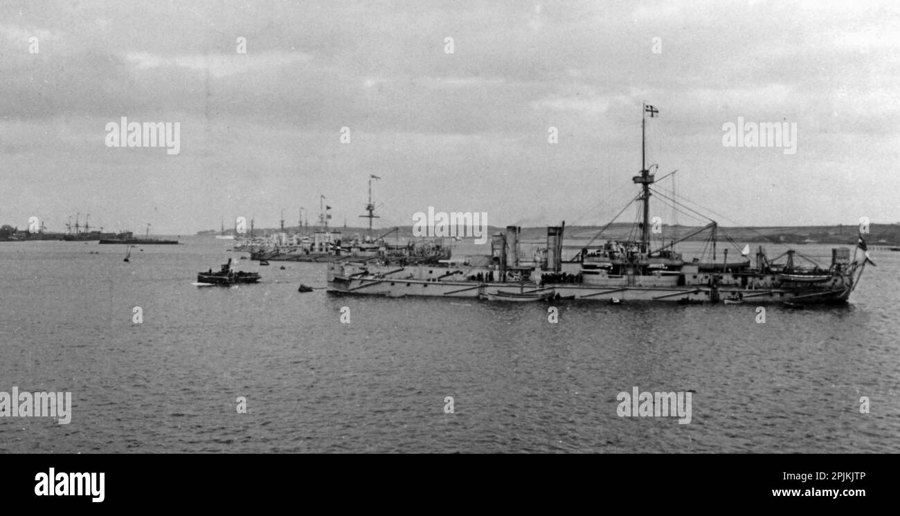 Schiffe der deutschen Kampfflotte vor Anker im Hafen von Kiel im Jahr 1896: Im Vordergrund die 4 Eisenketten der Sachsen-Klasse: Sachsen, Bayern, Württemberg und Baden (Anordnung auf Foto unbekannt); im Hintergrund der beiden Trichter, das drei-Mast-modernisierte Schlachtschiff KÖNIG WILHELM; Dahinter befindet sich ein Ausbildungsschiff der Bismarck-Klasse (Stosch, Moltke, Gneisenau oder Stein); links Ein schwarzer Torpedo-Kanonenboot (Jagd oder Wacht) Stockfoto
