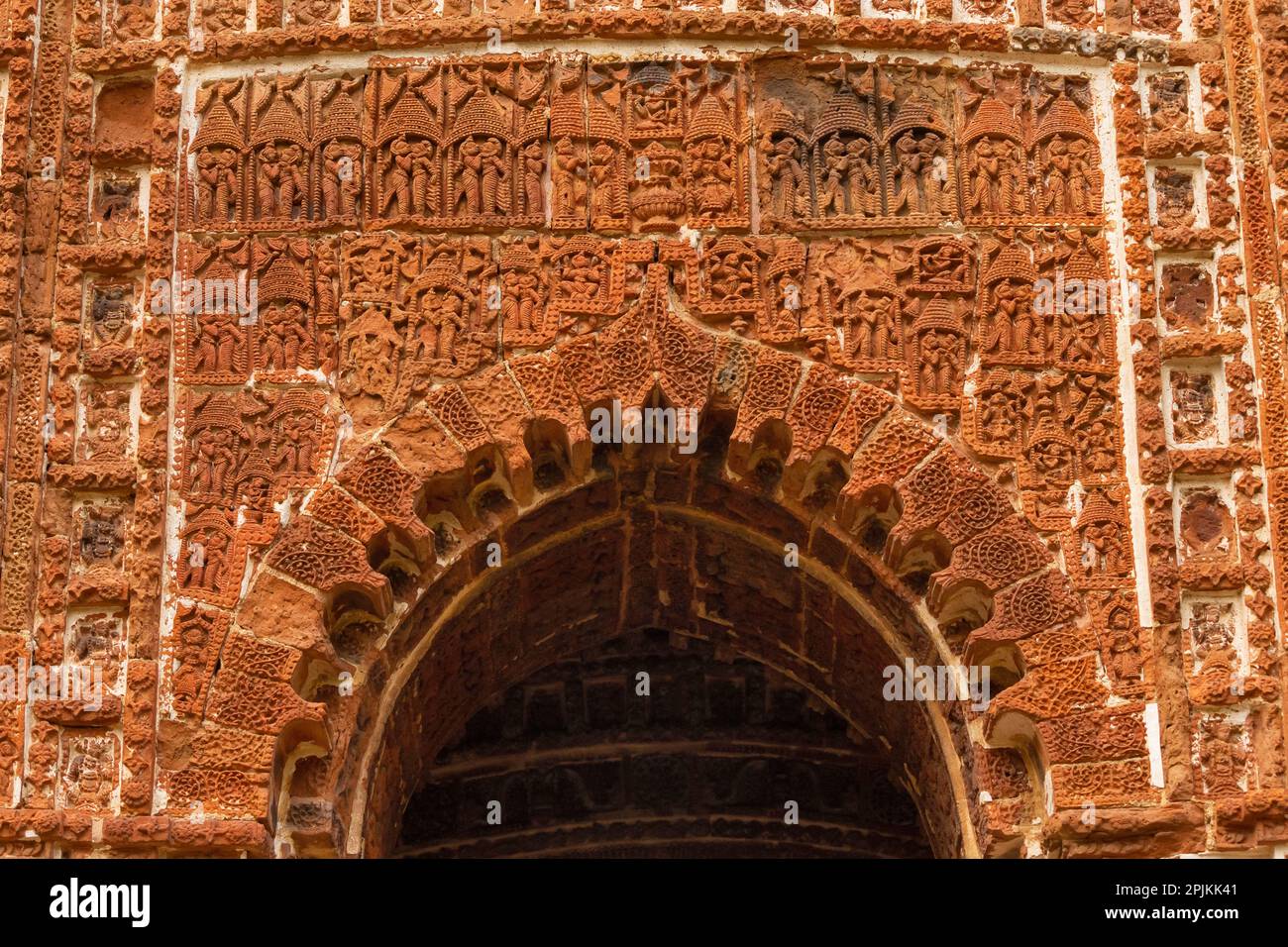 Antikes Menschenleben auf dem Panch Ratna Shyam Rai Tempel, Bishnupur, Westbengalen, Indien. Stockfoto