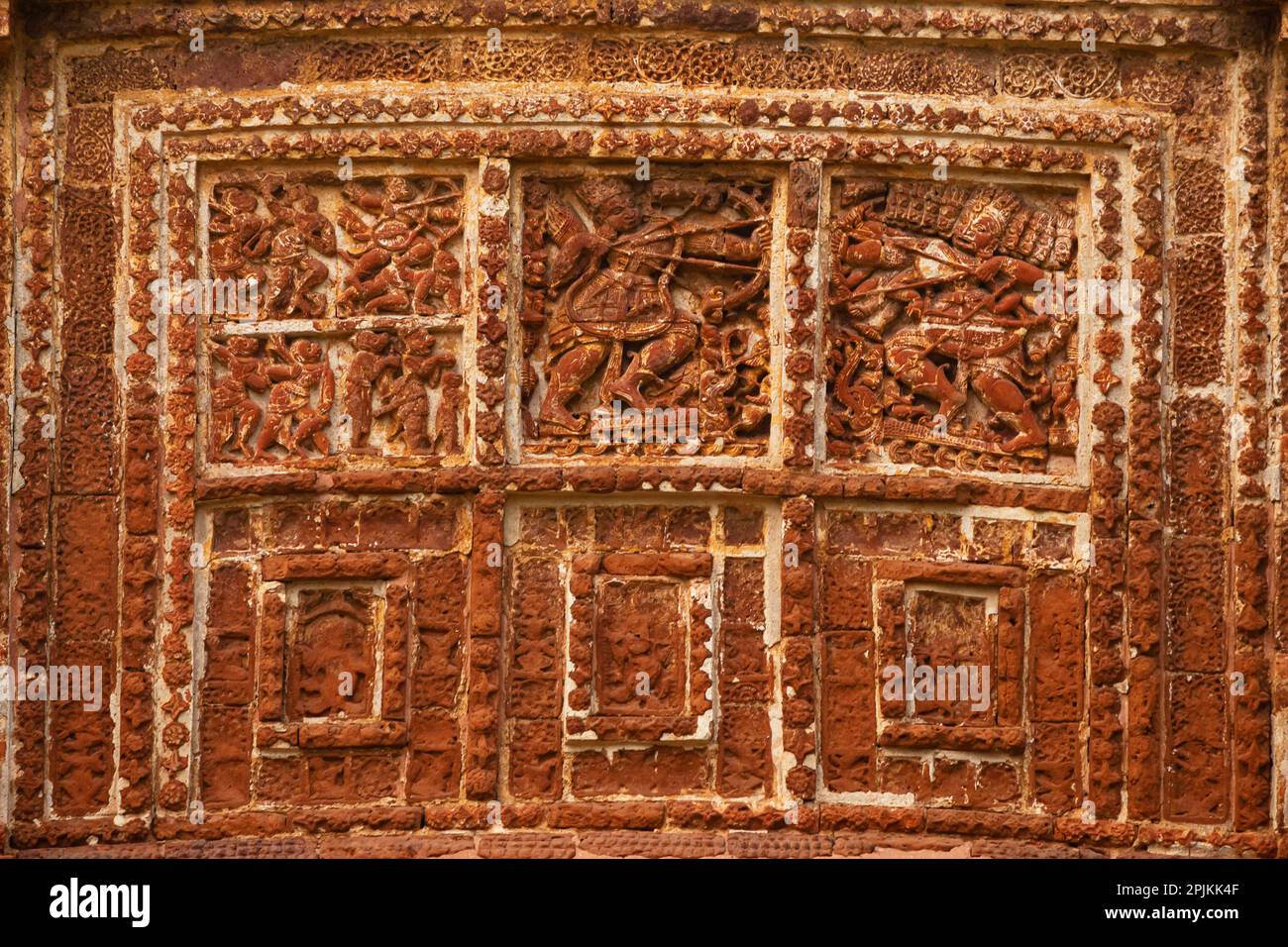 Schnitzereien von Kriegern mit drei Arrow und Bogen auf dem Shyam Rai Tempel, Bishnupur, Westbengalen, Indien. Stockfoto