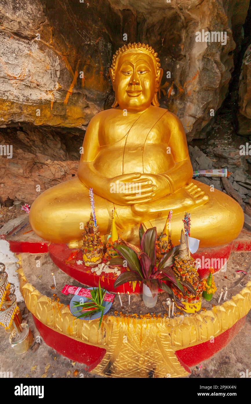 Laos, Luang Prabang. MwSt. Thammo Thayaram am Mount Phousi. Fat Buddha Statue. Stockfoto