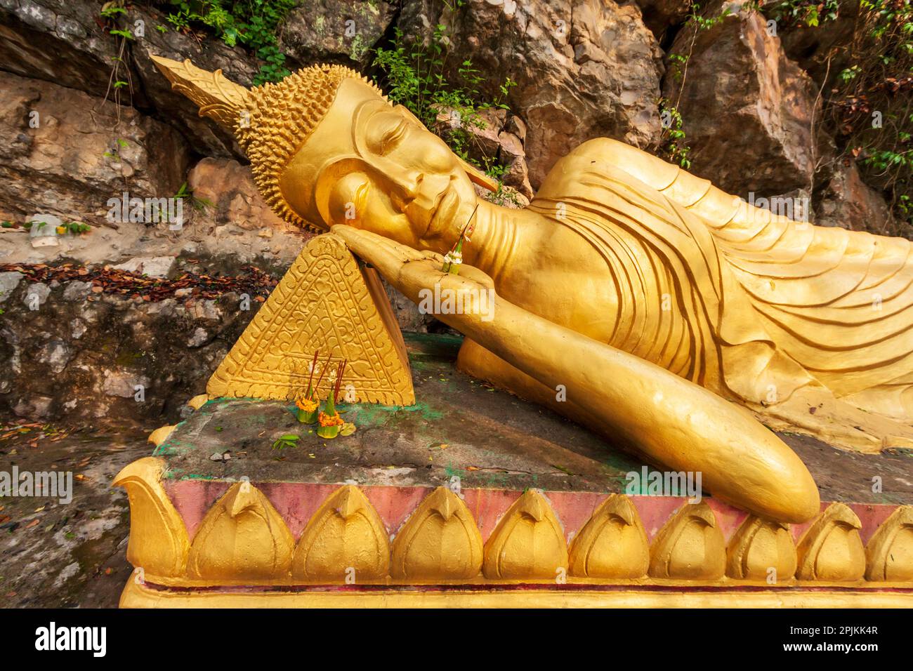 Laos, Luang Prabang. Liegende Buddha-Statue auf dem Berg Phousi. Stockfoto