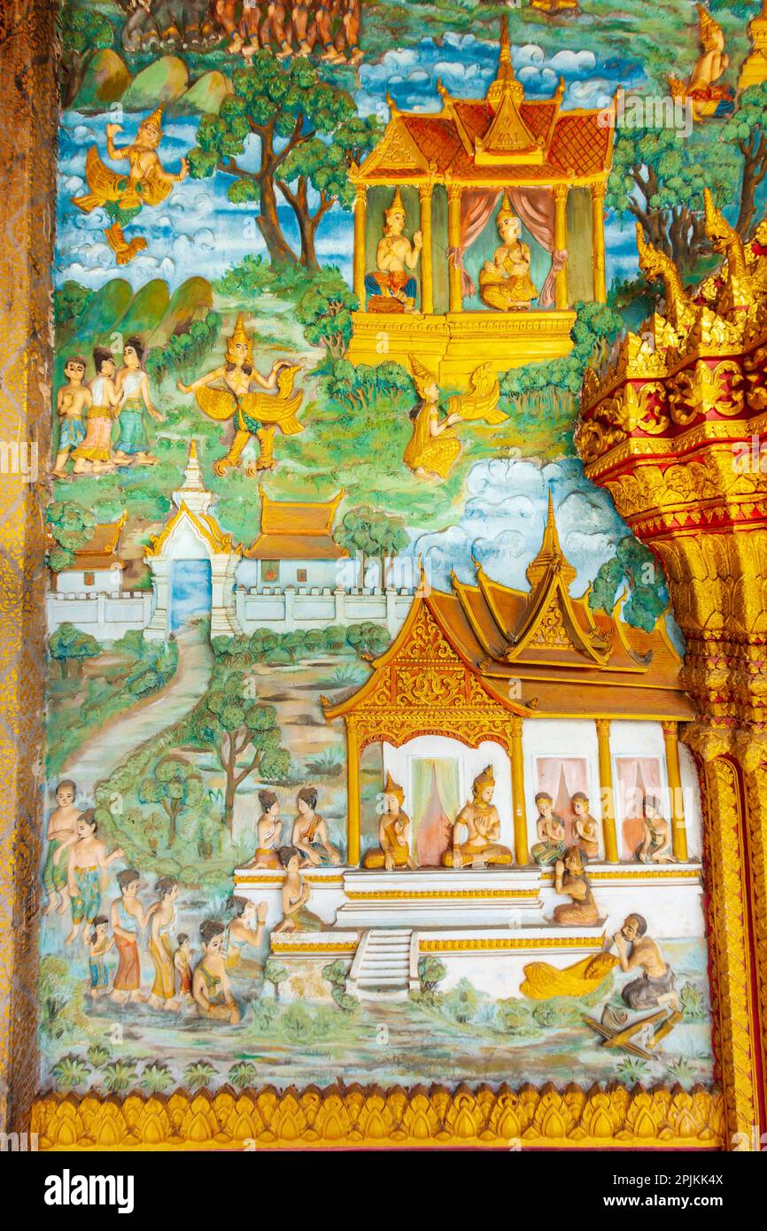 Luang Prabang, Laos. Alte Wandschnitzereien in der Fassade von Wat Mahathat. Stockfoto