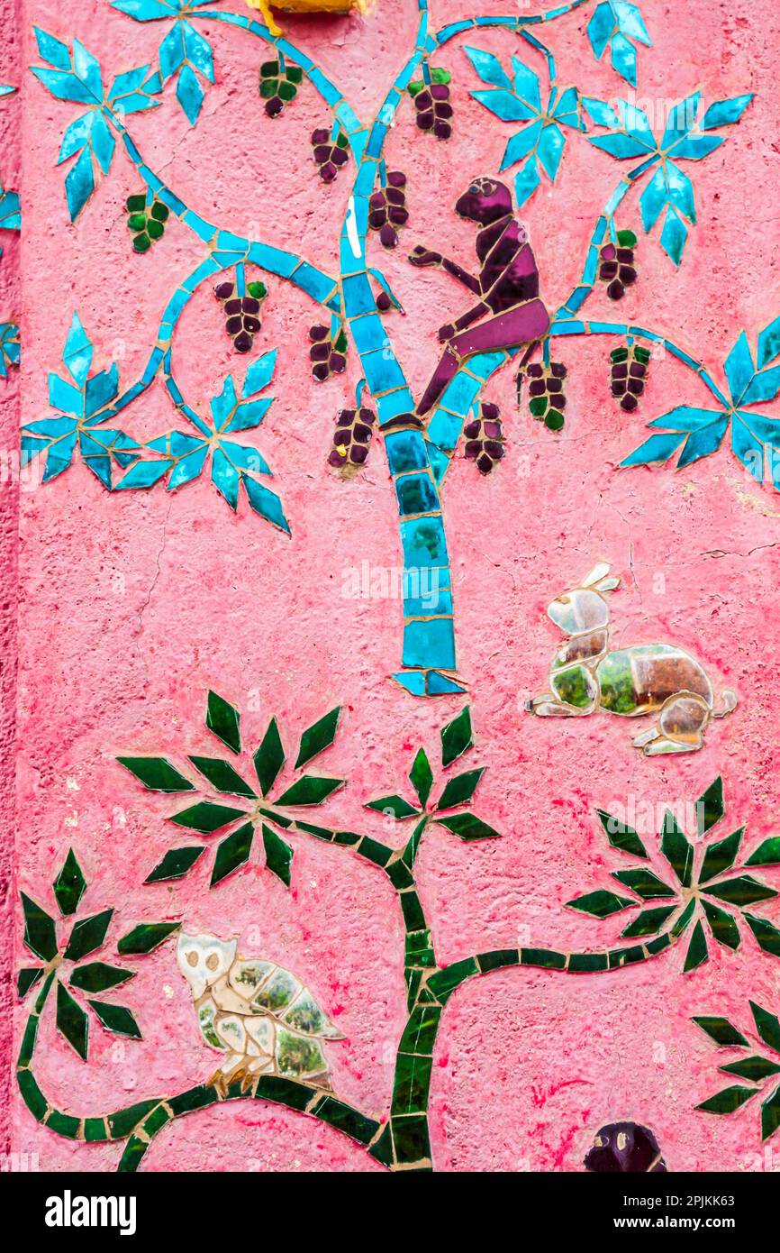 Laos, Luang Prabang. Mosaikgemälde mit einem Affen in einem Obstbaum. Stockfoto
