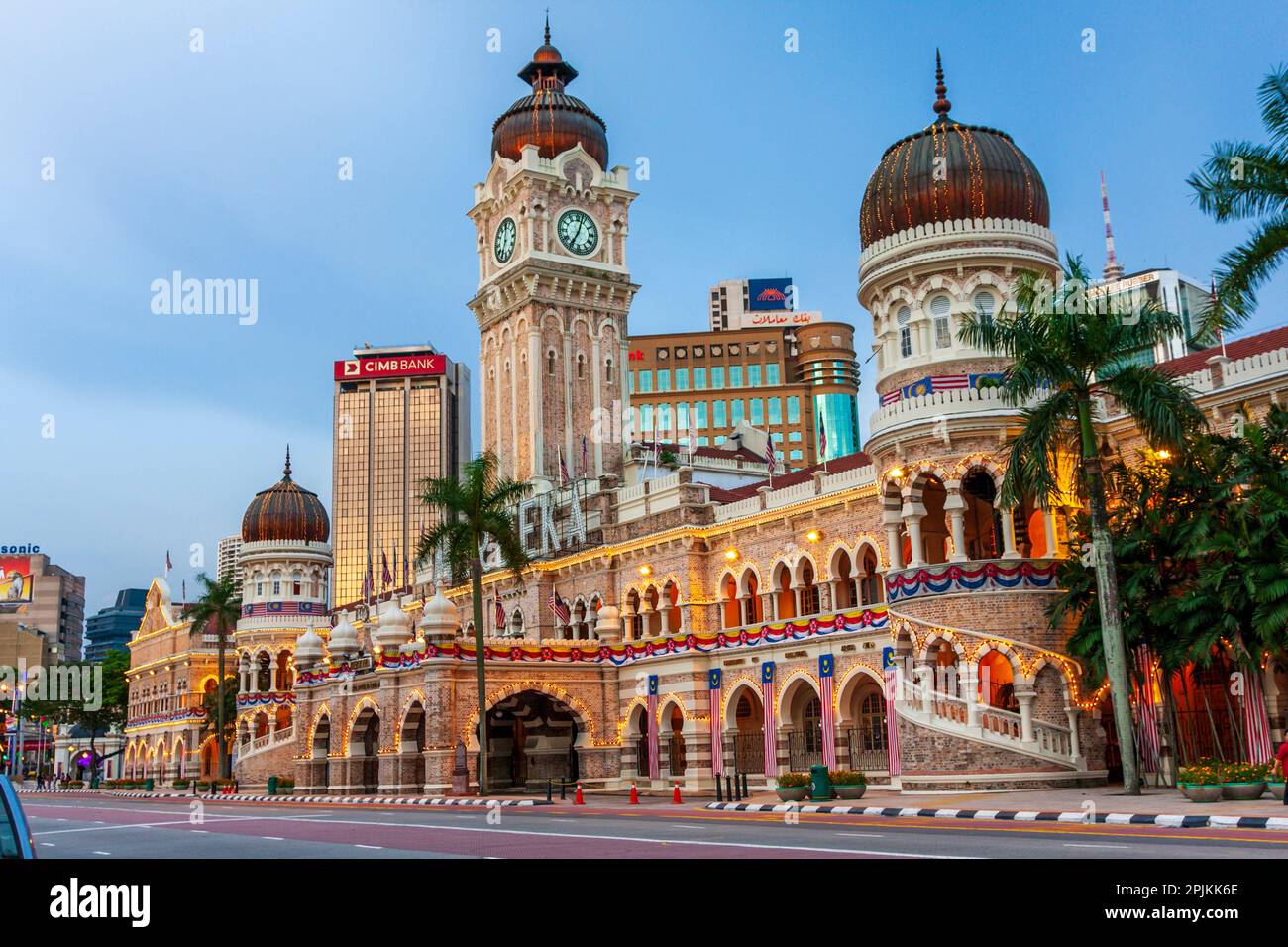 Kuala Lumpur, West-Malaysia. Sultan Abdul Samad Building und sein Uhrenturm am Merdeka Square. Stockfoto