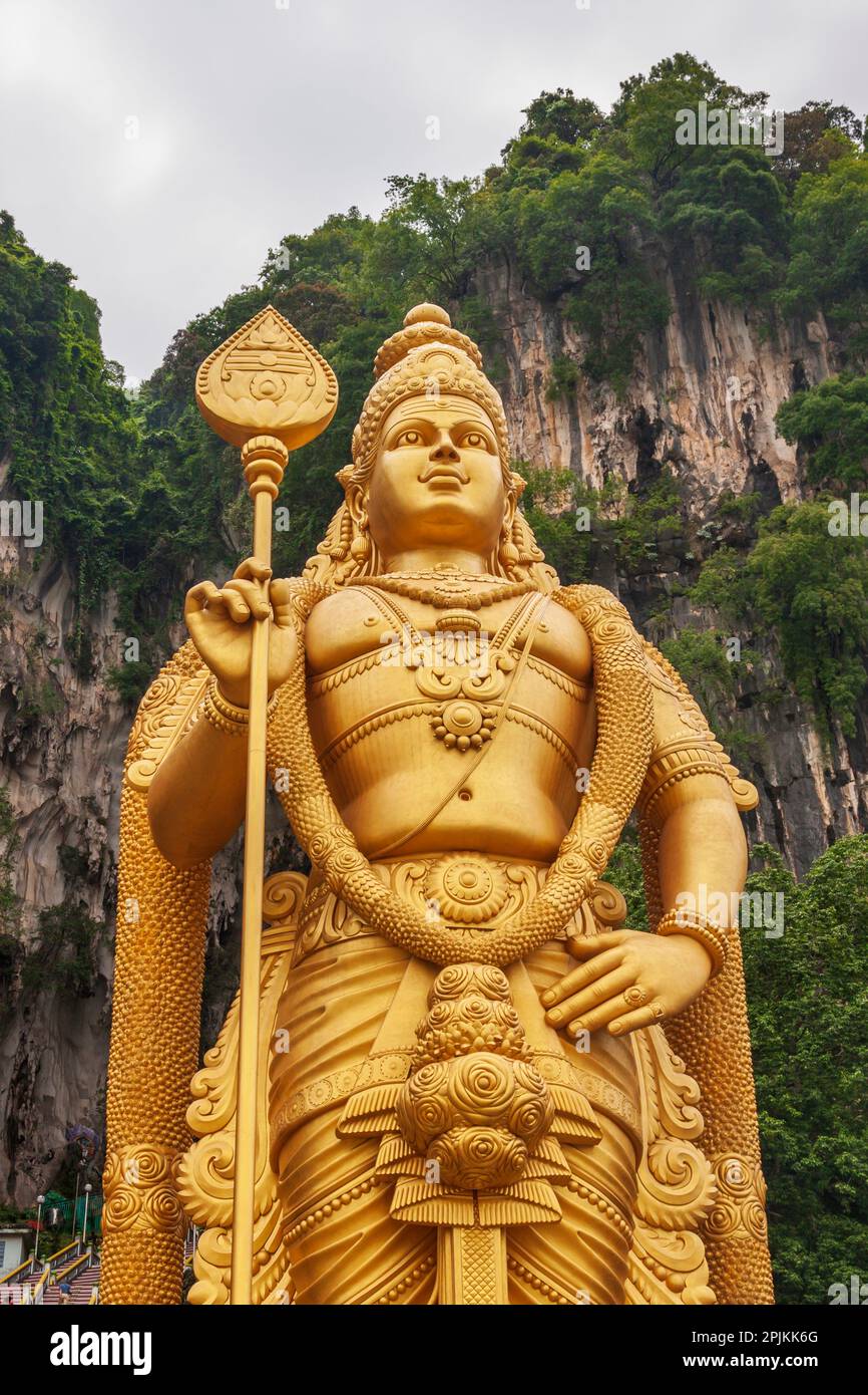 Kuala Lumpur, West-Malaysia. Batu Höhlen. Die weltweit höchste Statue von Murugan, einer hinduistischen Gottheit Stockfoto
