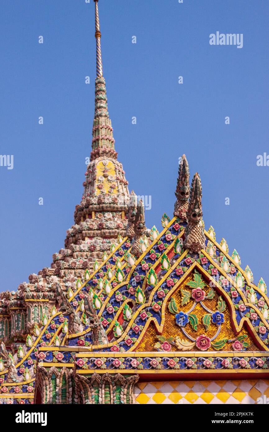 Thailand, Bangkok. Kunstvolles Dach am Wat Phra Kaew (Tempel des Smaragd-Buddha). Stockfoto