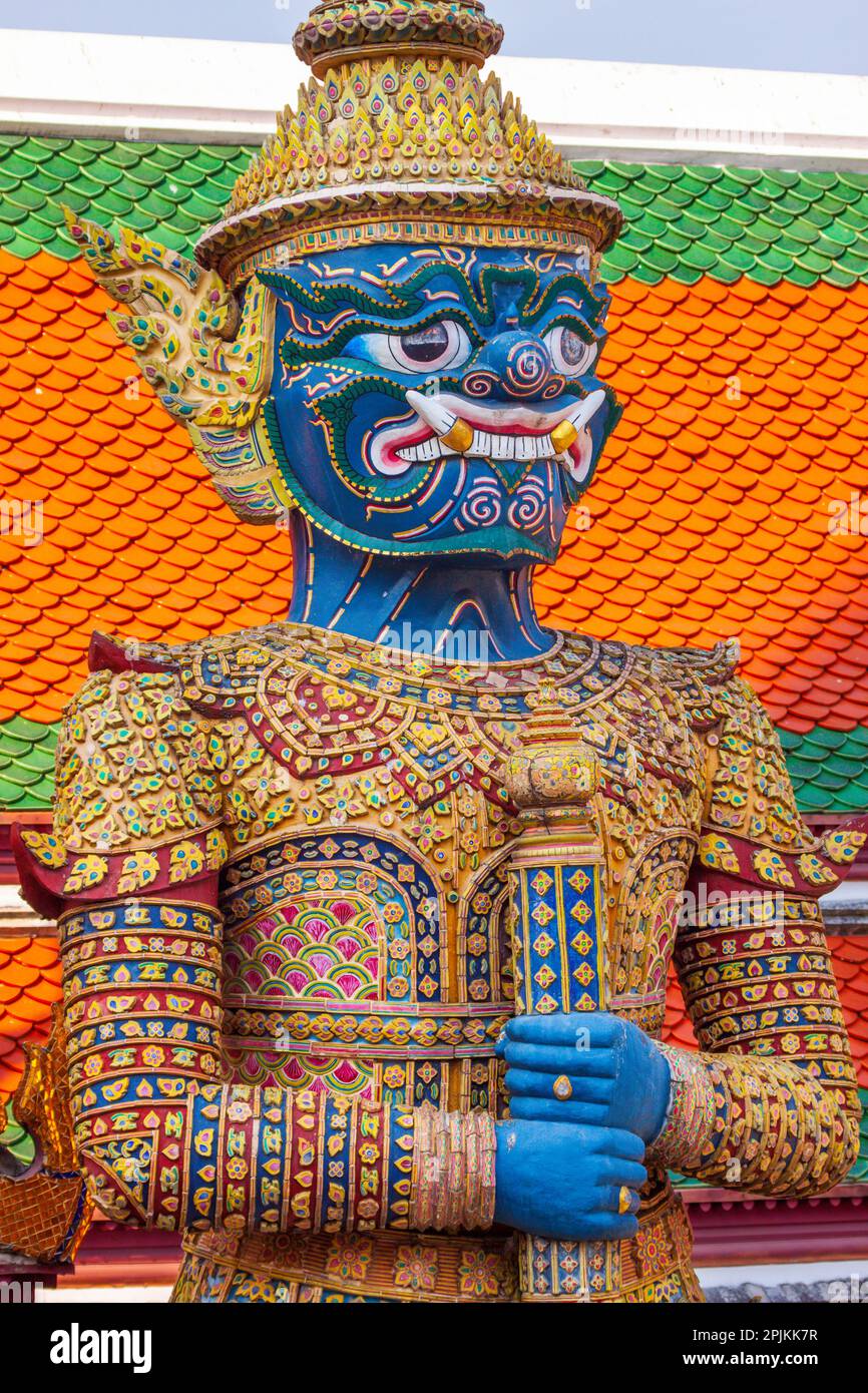 Thailand, Bangkok. Yaksha, der Dämon, der im Ramayana dargestellt wird, bewacht Wat Phra Kaew (Tempel des Smaragd-Buddha). Stockfoto