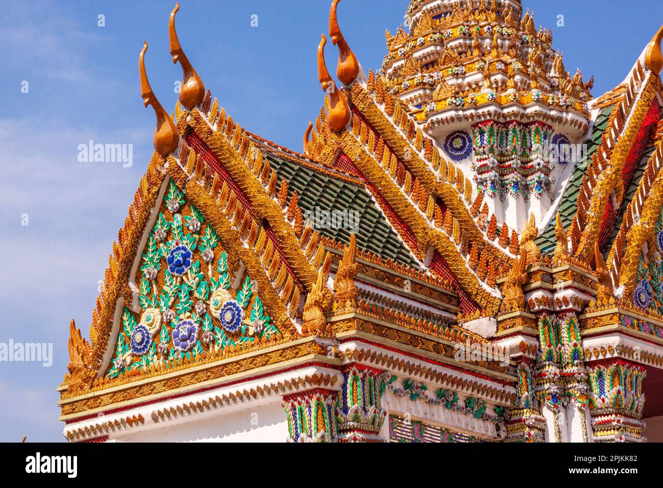 Thailand, Bangkok. Wat Phra Kaew (Tempel des Smaragd-Buddha). Kunstvolles Dach. Stockfoto