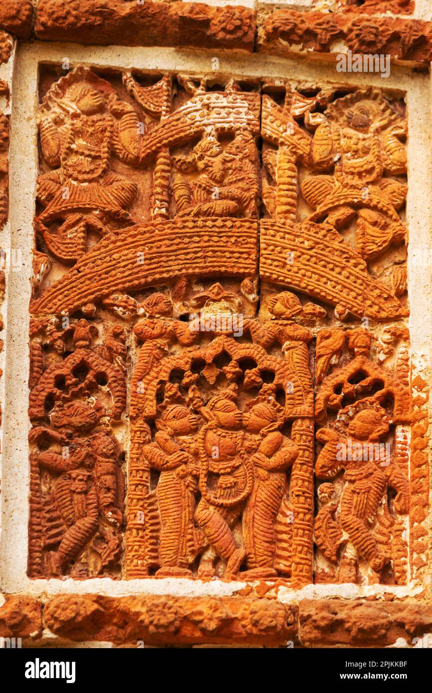 Skulpturen von Hindugott und Göttin auf dem Panch Ratna Shyam Rai Tempel, Bishnupur, Westbengalen, Indien. Stockfoto