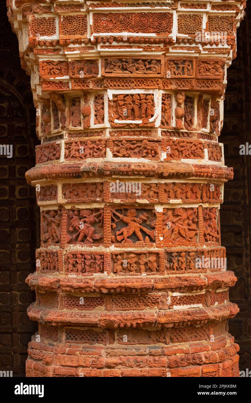 Wunderschön geschnitzte Säulen des Panch Ratna Shyam Rai Tempels, Bishnupur, Westbengalen, Indien. Stockfoto