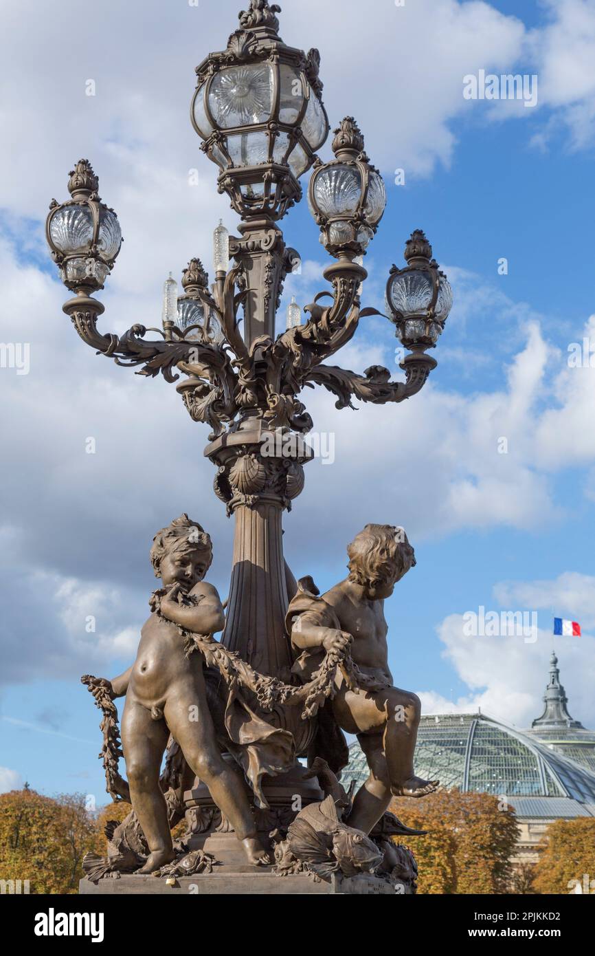 Paris. Dekorative Straßenlaternen, an der Pont Alexandre III, entlang der seine. Stockfoto
