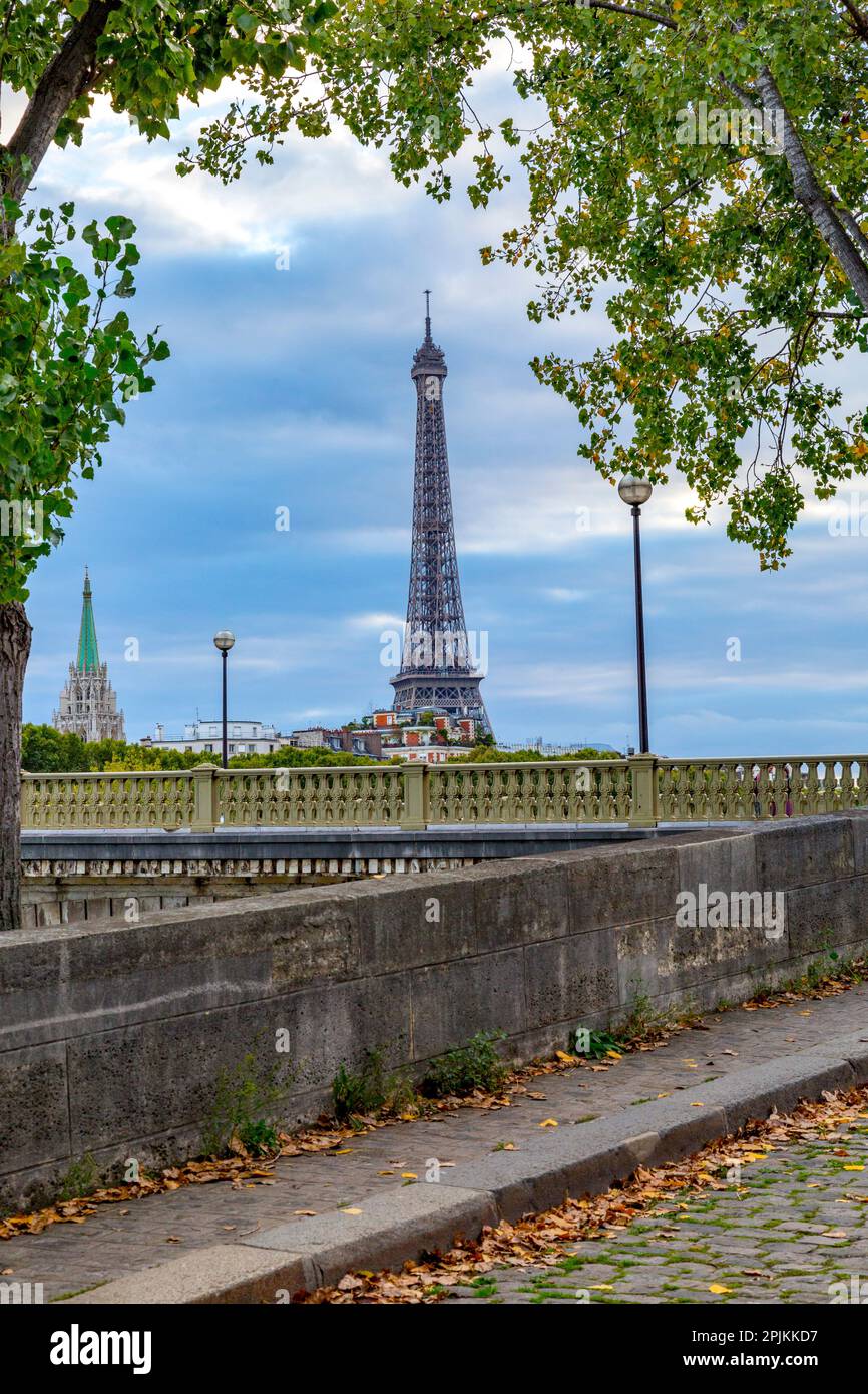 Paris. Eiffelturm mit Blick auf das Gebiet und die Straße. Stockfoto