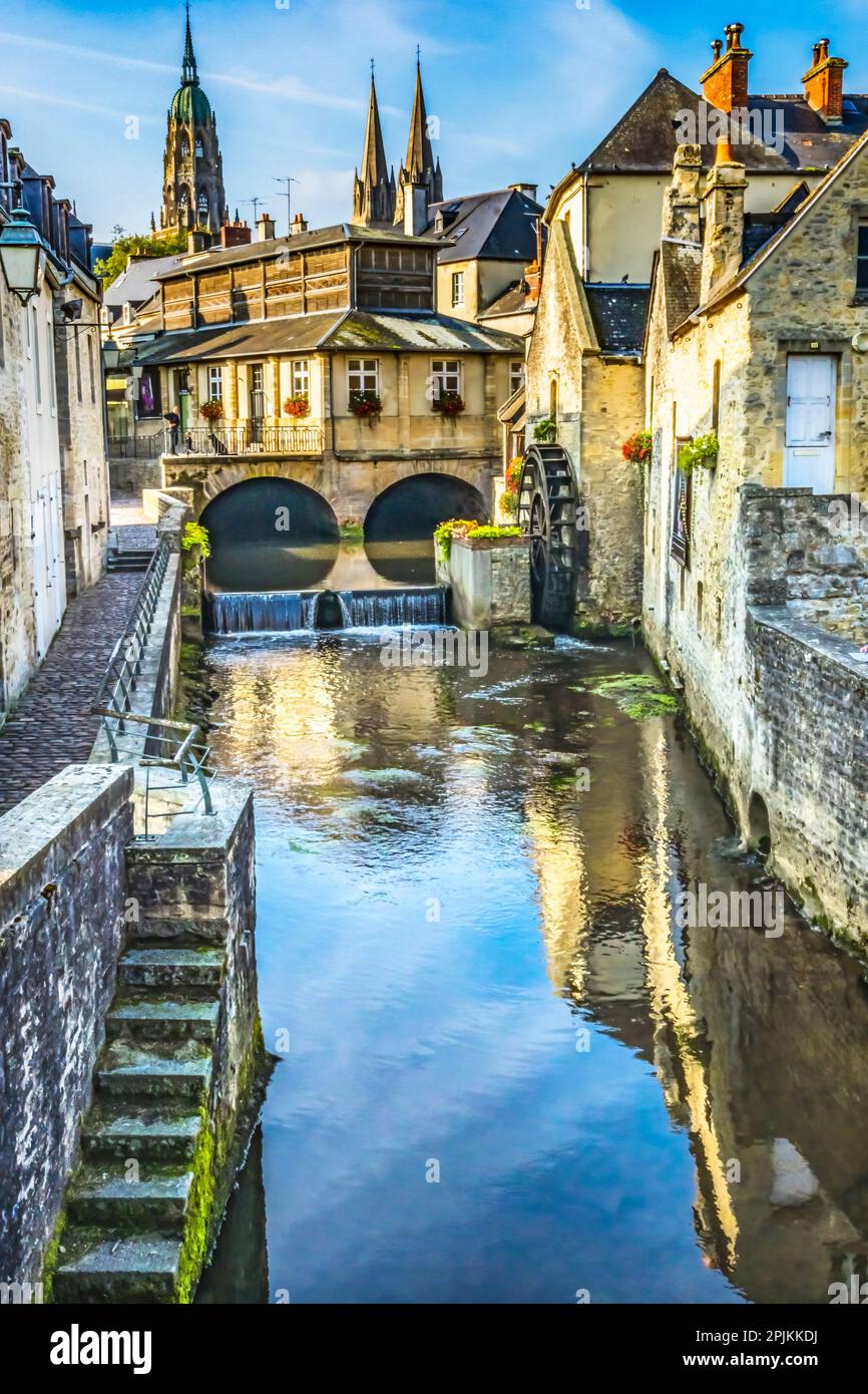 Farbenfrohe alte Gebäude, Aure River Reflection, Bayeux, Normandie, Frankreich. Bayeux gründete das 1. Jahrhundert v. Chr., die erste Stadt wurde nach dem D-Day befreit Stockfoto