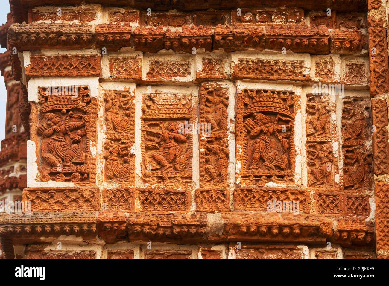 Skulpturen von Kriegern mit Pfeil und Bogen auf dem Panch Ratna Shyam Rai Tempel, Bishnupur, Westbengalen, Indien. Stockfoto