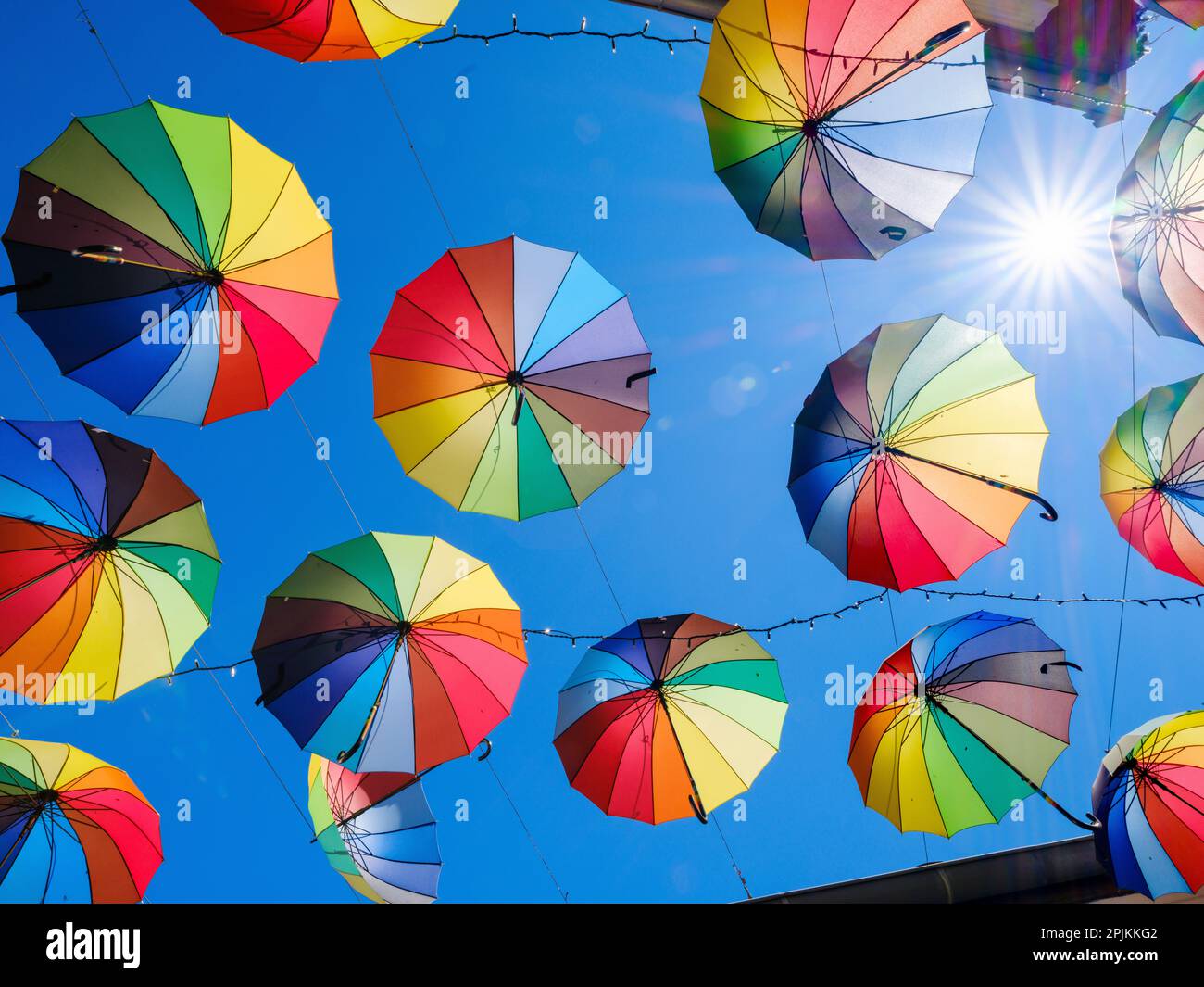 Allee der Altstadt mit Sonnenschirmen. Die Stadt Szentendre bei Budapest, Ungarn Stockfoto