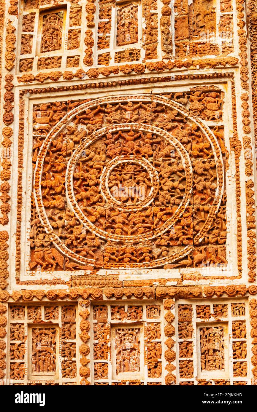 Szenen von Shri Krishna Leela auf dem Panch Ratna Shyam Rai Tempel, Bishnupur, Westbengalen, Indien. Stockfoto
