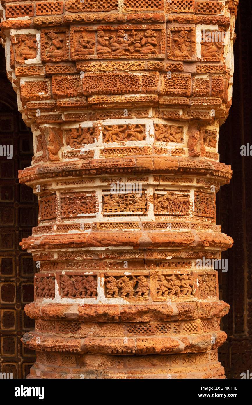 Wunderschön geschnitzte Säulen des Panch Ratna Shyam Rai Tempels, Bishnupur, Westbengalen, Indien. Stockfoto