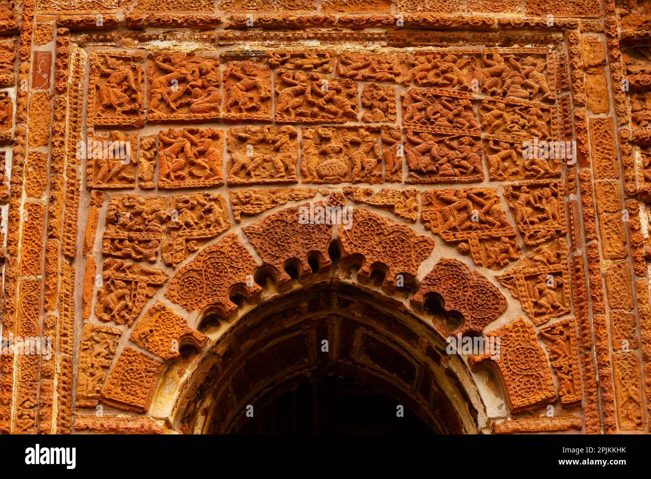 Antike Schnitzereien des menschlichen Lebens auf dem Tempel Panch Ratna Shyam Rai Tempel, Bishnupur, Westbengalen, Indien. Stockfoto