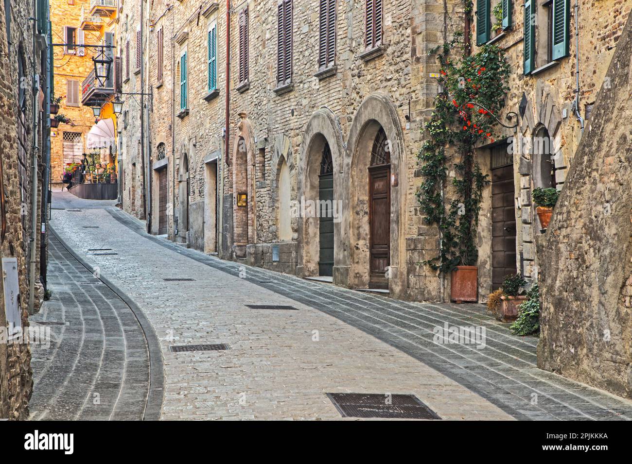 Italien, Umbrien. Straße, die zum Hauptplatz in der historischen Stadt Montone führt. Stockfoto