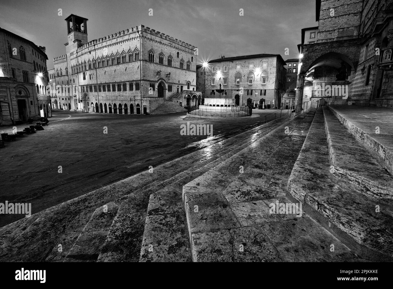 Italien, Umbrien, Perugia. Palazzo dei Priori und Fontana Maggiore, ein mittelalterlicher Brunnen auf der Piazza IV Novembre. Stockfoto