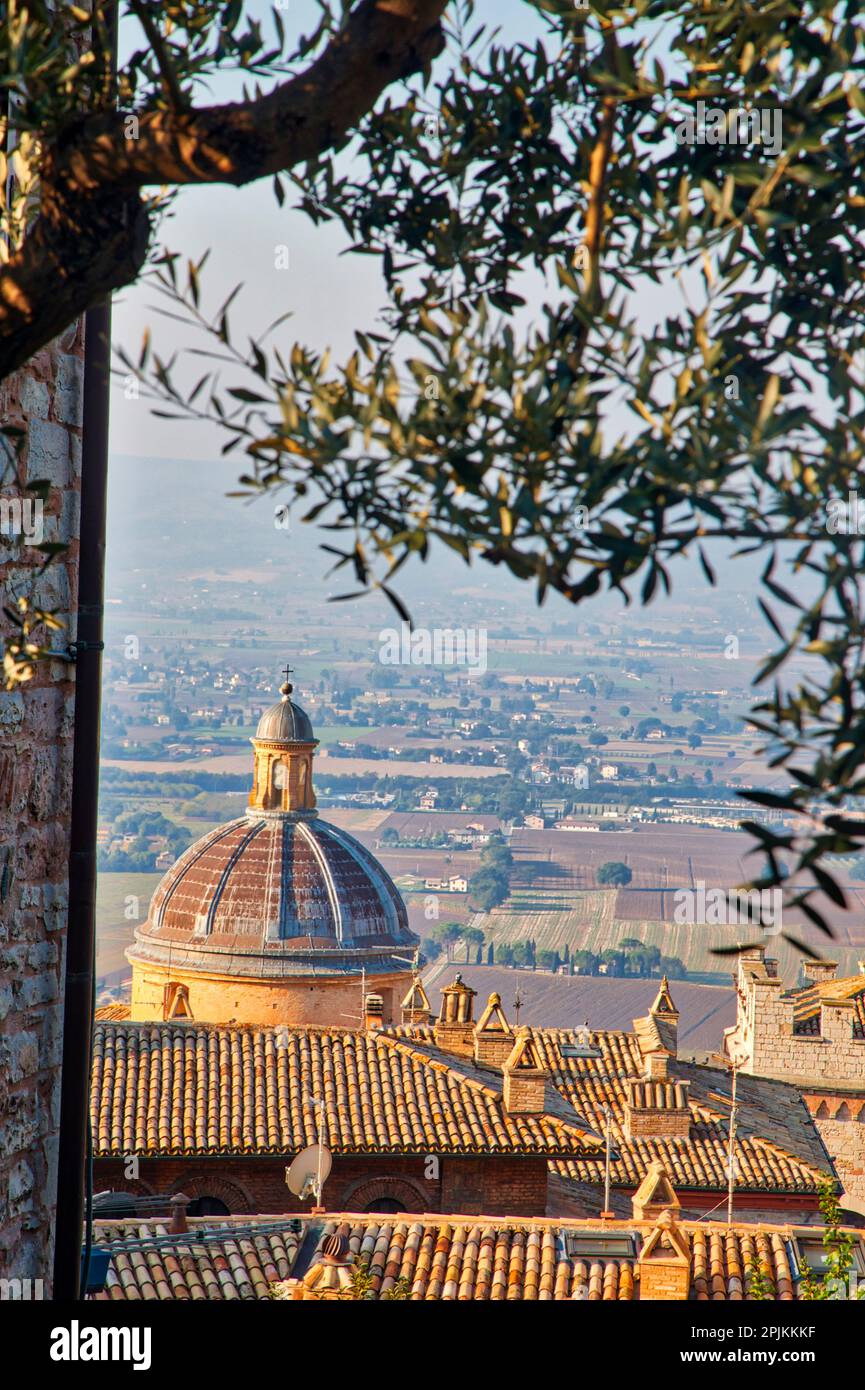 Italien, Umbrien, Assisi. Die Kuppel des Convento Chiesa Nuova mit der Landschaft in der Ferne. Stockfoto