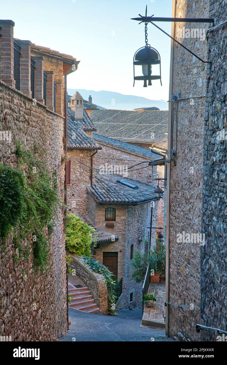 Italien, Umbrien. Häuser entlang der Straßen von Assisi. Stockfoto