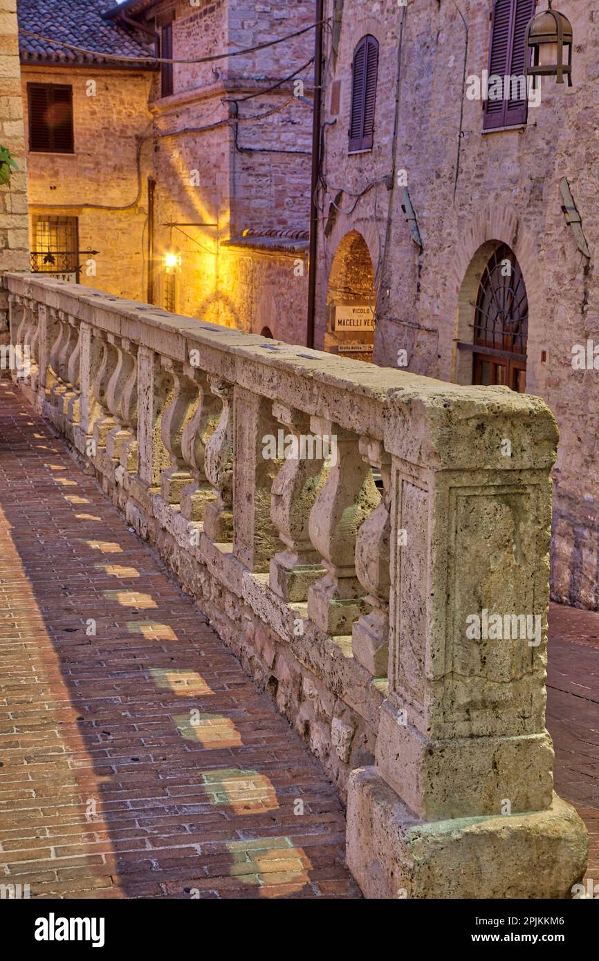 Italien, Umbrien, Assisi. Kurze Steinmauer mit Säulen in der Nähe des Convento Chiesa Nuova. Stockfoto