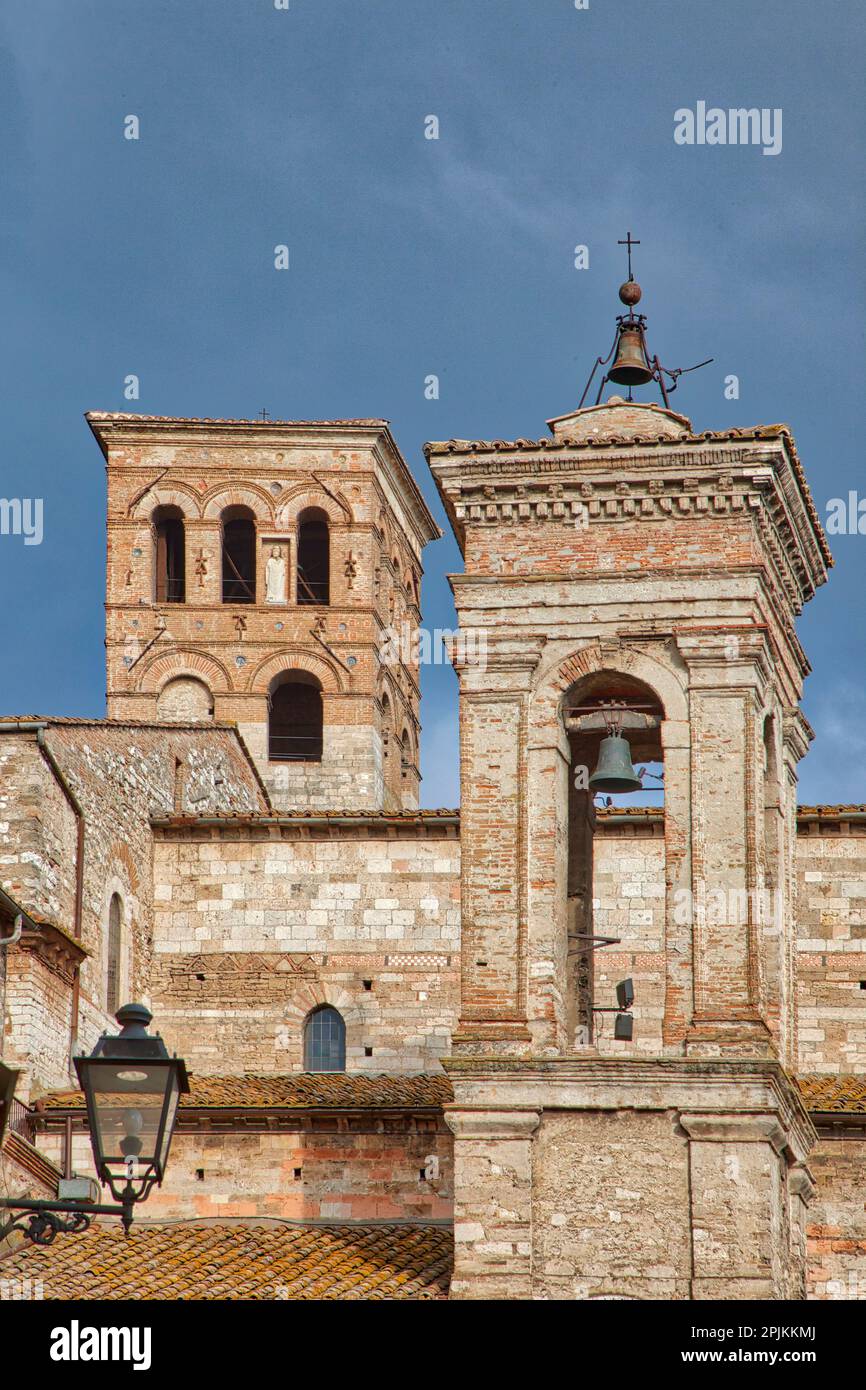 Italien, Umbrien, Narni. Die mittelalterliche Kathedrale San Giovenale und der Glockenturm im alten Dorf Narni. Stockfoto
