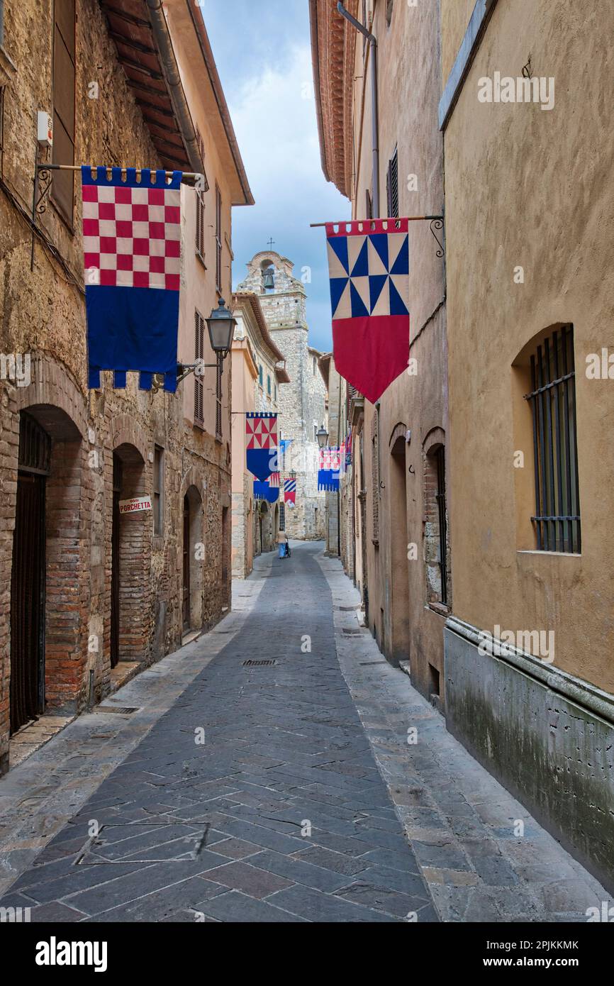 Italien, Umbrien. Straßen im historischen Viertel San Gemini mit Festivalflaggen. Stockfoto