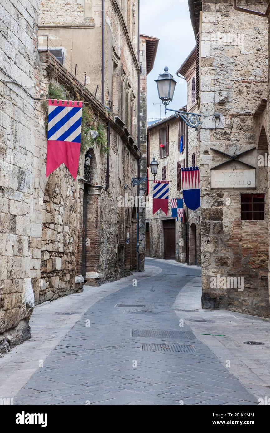 Italien, Umbrien. Straßen im historischen Viertel San Gemini mit Festivalflaggen. Stockfoto