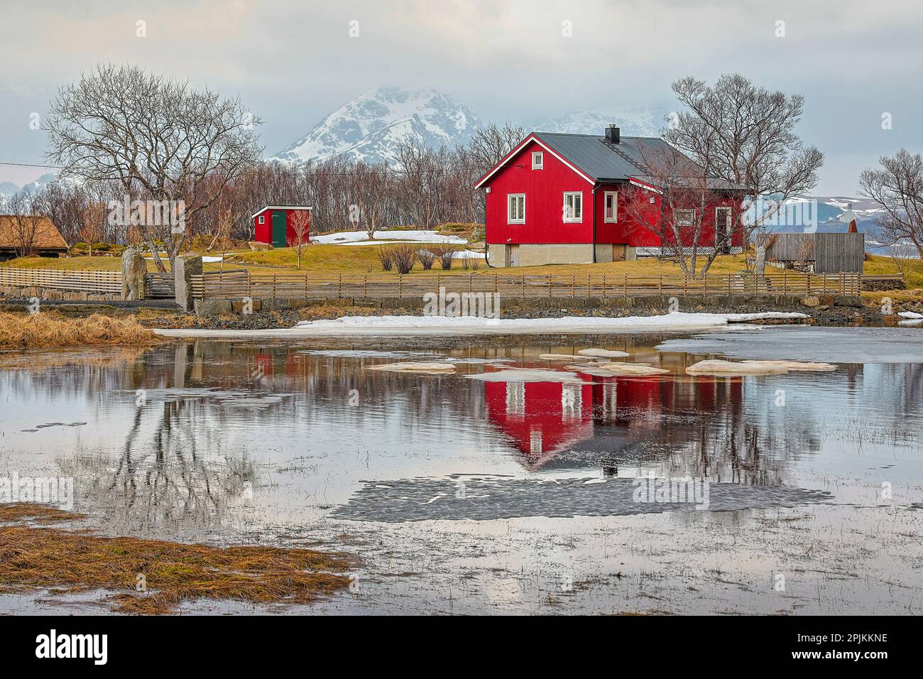 Norwegen, Lofoten. Blick auf den Indrepollen Lake. Stockfoto